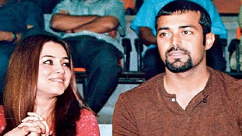 ২০০৪ সালে লিয়েন্ডার-মহিমা সম্পর্ক নিয়ে গুঞ্জন শোনা যায়। কিন্তু ২০০৬ সাল নাগাদ সে সম্পর্ক ভেঙে যায়। মহিমার অভিযোগ ছিল, তাঁকে লুকিয়ে সঞ্জয় দত্তের প্রাক্তন স্ত্রী রিয়া পিল্লাইয়ের সঙ্গে সম্পর্কে জড়িয়ে পড়েছিলেন লিয়েন্ডার। যা মহিমা মেনে নিতে পারেননি।