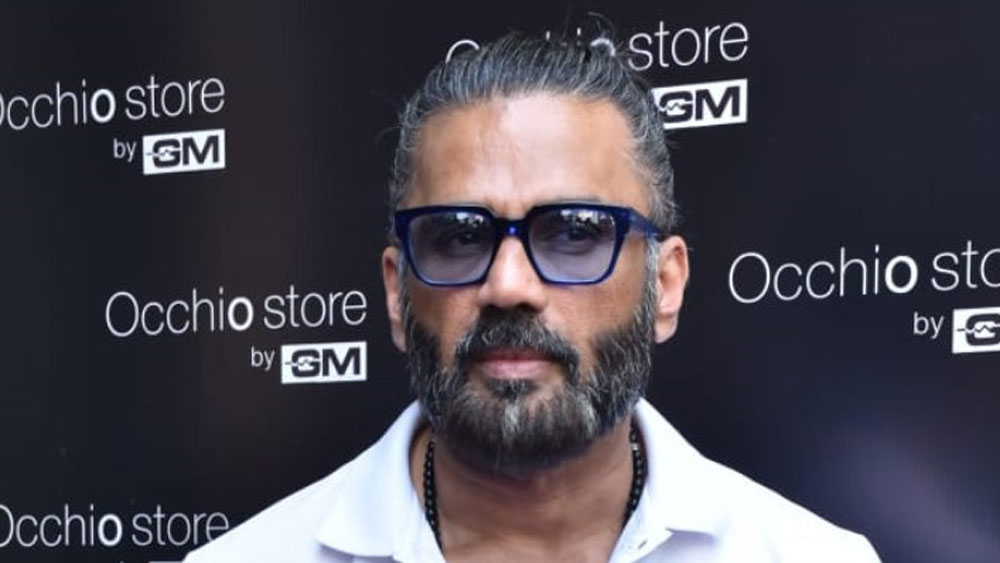 এর পরের বছর আরও একটি ফিল্ম পরিচালনা করছিলেন টিনু। নাম ছিল ‘বাজ: আ বার্ড ইন ডেঞ্জার’। এর জন্যও টিনুর প্রথম পছন্দ ছিলেন সানি। কিন্তু সানি তাঁর সঙ্গে আর কাজ করতে ইচ্ছুক ছিলেন না।