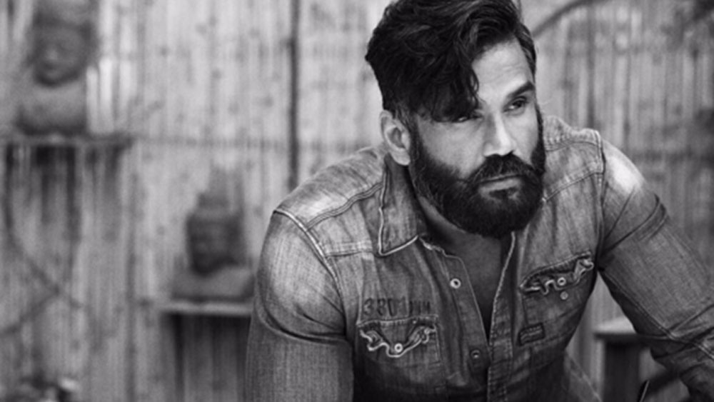 ফিল্ম থেকে সুনীলের নাম পুরোপুরি বাদ দেননি টিনু। সাপোর্টিং অভিনেতা হিসাবে তাঁকে রাখা হয়েছিল। এতে চূড়ান্ত অসন্তুষ্ট হন সুনীল।