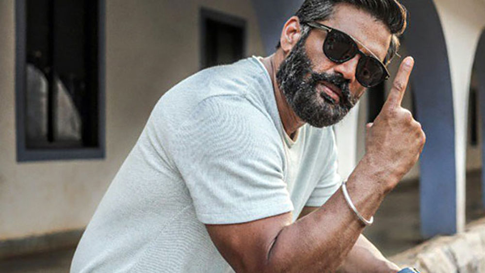 ‘হেরা ফেরি’ এবং ‘ধড়কন’-এর মতো হিট ফিল্মে তখন অভিনয় করছিলেন তিনি। অন্য দিকে এ সময় স্টান্ট ডিরেক্টর থেকে টিনু বর্মার ফিল্ম পরিচালনায় হাতেখড়ি ঘটছিল।