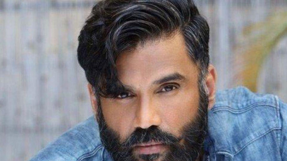 তবে এক বার এক পরিচালকের উপর ভীষণ অসন্তুষ্ট হয়ে গিয়েছিলেন তিনি। বেগতিক বুঝে পরে আবার সুনীলের হাতেপায়ে ধরতে হয়েছিল সেই পরিচালককেই।