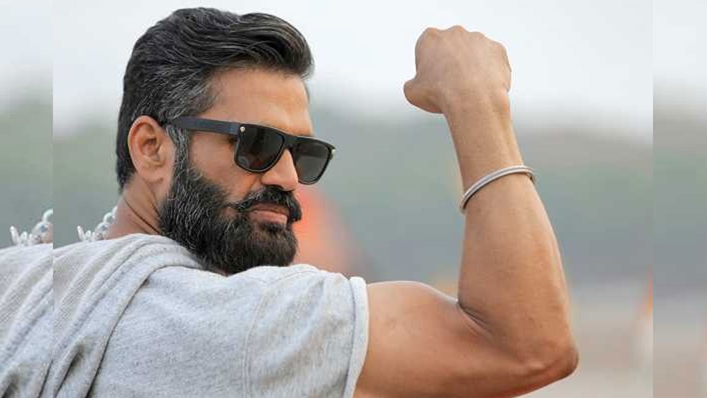 ১৯৯১ সাল থেকে ইন্ডাস্ট্রিতে রয়েছেন সুনীল শেট্টি। ইন্ডাস্ট্রিতে ৩০ বছর পূর্ণ করেছেন। অথচ এখনও তাঁর নামের সঙ্গে কোনও বিতর্ক জড়িয়ে যায়নি।