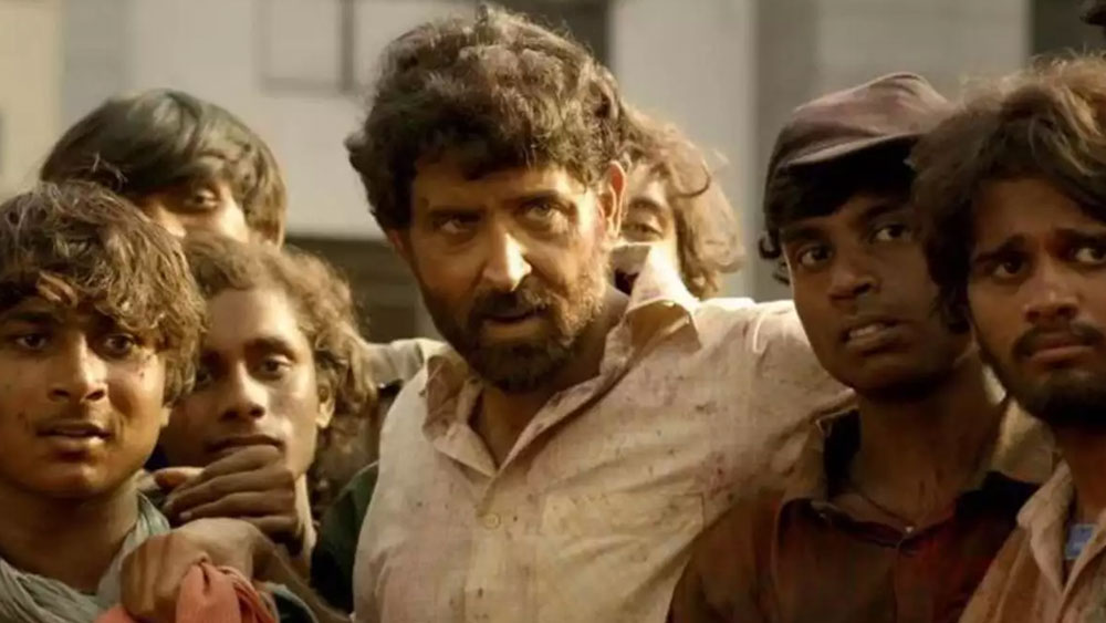 অন্য দিকে হৃত্বিক হয়ে ওঠেন জনপ্রিয় অভিনেতা। প্রচুর পুরস্কারও পান তিনি। ৬টি ফিল্মফেয়ার অ্যাওয়ার্ড পেয়েছেন। উপার্জন এবং জনপ্রিয়তার উপর ভিত্তি করে ফোর্বস ম্যাগাজিনেও তাঁকে অনেক বার দেখা গিয়েছে।