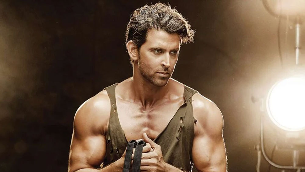 বলিউডের গ্রিক গড হৃত্বিকের জার্নি শুরু হয় আটের দশকে। তাঁকে পর্দায় প্রথম দেখা যায় অমিতাভ বচ্চনের সঙ্গে। ওই ছবিতে শিশু শিল্পী ছিলেন তিনি।