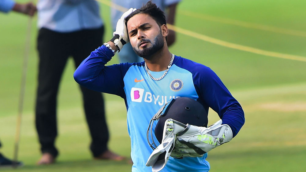 পন্থের জন্ম ১৯৯৭ সালের ৪ অক্টোবর, হরিদ্বারে। তাঁর বাবার নাম রাজেন্দ্র পন্থ। মা, সরোজ পন্থ। দিদি সাক্ষীর সঙ্গে পন্থের বেড়ে ওঠা রুরকিতে। দেহরাদূনের ইন্ডিয়ান পাবলিক স্কুলের প্রাক্তন ছাত্রটির জীবনের প্রথম কোচ তারক সিনহা। ছাত্রের ব্যাটিং অনুশীলনের দিকে নজর দিতেন তারক। ভাল ব্যাটসম্যান হওয়ার জন্য বলতেন চোখ এবং হাতের সমন্বয় সাধনের কথা।