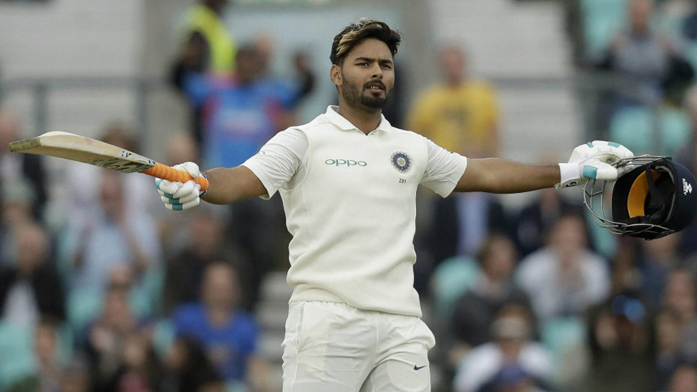 কিন্তু অভিযোগ, সেখানে সঙ্কীর্ণ রাজনীতির কোপে বন্ধ হতে বসেছিল পন্থের কেরিয়ার। তিনি চলে আসেন দিল্লিতে। এর পরই তাঁর কেরিয়ারের পালে হাওয়া লাগে। ২০১৫-’১৬ মরসুমে তাঁর আত্মপ্রকাশ রঞ্জি ট্রফিতে। ২০১৬ সালে রঞ্জি ট্রফির ইতিহাসে তিনি দ্রুততম শতরানের মালিক হন। ঝাড়খণ্ডের বিরুদ্ধে দিল্লির হয়ে শতরান করেন মাত্র ৪৮ বলে।