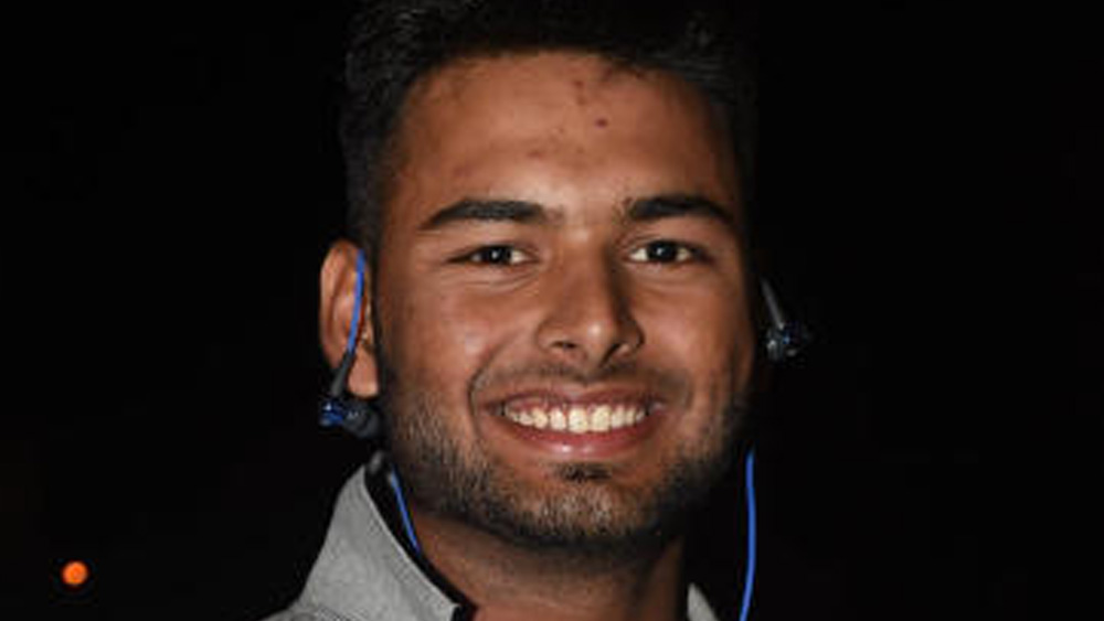 জাতীয় দলের দরজা তাঁর জন্য খুলে যায় টি-২০ ম্যাচ দিয়ে। ২০১৭ সালের জানুয়ারিতে টিম ইন্ডিয়ার হয়ে টি-২০ ম্যাচে খেলেন তিনি। প্রতিপক্ষ ছিল ইংল্যান্ড। তখনও অবধি তিনি ছিলেন ভারতের হয়ে সবথেকে কম বয়সে (১৯ বছর ১২০ দিন) আন্তর্জাতিক টি-২০ তে আত্মপ্রকাশ করা ব্যাটসম্যান। পরে এই রেকর্ড ভেঙে দেন ওয়াশিংটন সুন্দর। তিনি প্রথম টি-২০ খেলেছেন ১৮ বছর ৮০ দিন বয়সে।