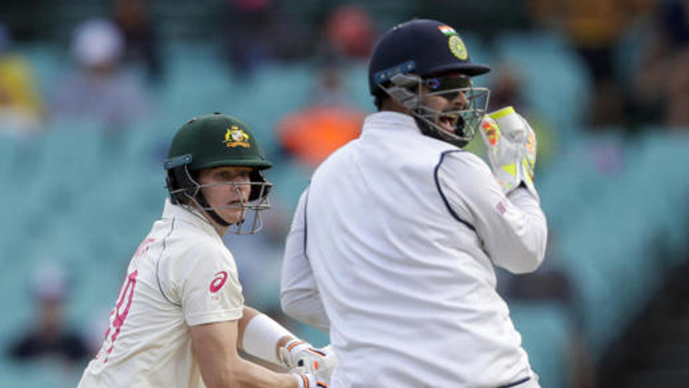 অনেকেই জানেন না পন্থ একজন দক্ষ জিমন্যাস্টও। সতীর্থরা জানেন পন্থ দুষ্টুমি করতে ভালবাসেন। তবে একইসঙ্গে তিনি খুব আবেগপ্রবণও। মাঠে অবশ্য যথেষ্ট লড়াকু পন্থ। ব্যাট-বলের পাশাপাশি কম যান না অস্ট্রেলীয়দের সঙ্গে বাক্ যুদ্ধেও। বার বার স্লেজিংয়ে জড়িয়ে পড়েছেন তিনি।