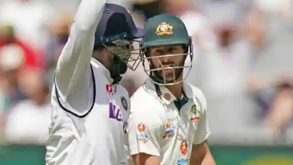 সদ্য শেষ হওয়া সিরিজে মেলবোর্ন টেস্টে পন্থের সঙ্গে কথা কাটাকাটি হয় ম্যাথু ওয়েডের। ভারতীয় উইকেটকিপারকে দেখা যায়, সারা ক্ষণ স্টাম্পের পিছন থেকে কথা বলে যাচ্ছেন। তাতেই সম্ভবত বিরক্ত বোধ করেন ওয়েড। একটা সময়ে তিনি ঘুরে দাঁড়িয়ে পন্থকে লক্ষ্য করে বলতে থাকেন, ‘‘তোমার এত ওজন বেশি কেন? কত কিলো বেশি তোমার? ২৫ কিলো হবে নিশ্চয়ই। না ৩০ কিলো?’’