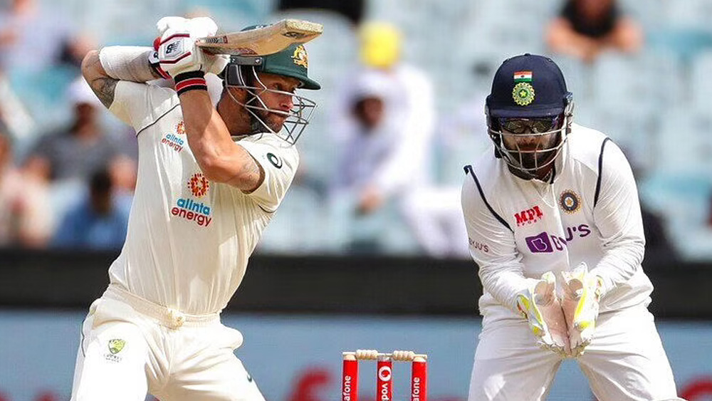 উইকেটের পিছন থেকে পন্থও সমানে কথা বলে যেতে থাকেন। স্টাম্প মাইক্রোফোনে অনেক সময়ে শোনা যাচ্ছিল সে সব কথা। এক বার উত্যক্ত হয়ে ওয়েড বলে ওঠেন, ‘‘বিগ স্ক্রিনে দেখছ তুমি কী করছ? দেখো, দেখো।’’ পন্থ সেই সময়ে বেশি কিছু বলেননি, শুধু ওয়েডের দিকে তাকিয়ে থেকে হাসছিলেন। তাতে আরও মেজাজ হারান ওয়েড।