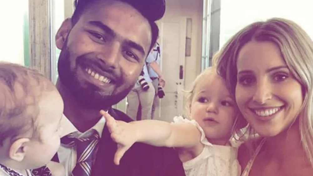 গত অস্ট্রেলিয়া সফরে পন্থকে রাগিয়ে দিতে টিম পেন বলেছিলেন, ‘‘ধোনি এসে গেলে তো তুমি বাইরে বসবে। আমাদের বিগ ব্যাশ টিমে চলে এসো। আমাদের সঙ্গেই থেকো। বাচ্চার দেখভাল করতে পারো তো? আমরা স্বামী-স্ত্রী তা হলে একটু সিনেমা দেখে আসব।’’ বল-বিকৃতি কেলেঙ্কারির জেরে সেই সিরিজে স্টিভ স্মিথ অধিনায়কত্ব হারিয়ে নির্বাসিত হয়েছিলেন। তখনই অধিনায়ক হন টিম পেন।