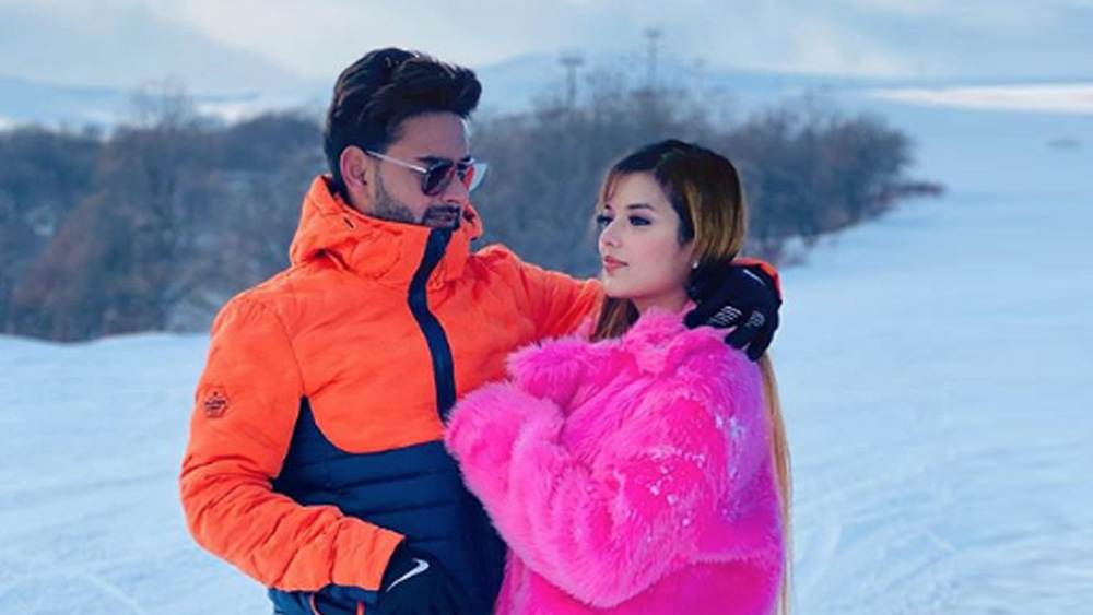 ব্যক্তিগত জীবনের সম্পর্ক নিয়েও লুকোচুরি নেই পন্থের। প্রেমিকা ঈশা নেগির সঙ্গে ছুটি কাটানোর ছবি মাঝে মাঝেই পোস্ট করেন তিনি। গত বছর জানুয়ারিতে ঈশার সঙ্গে পাহাড়ে বরফের মধ্যে ছুটি কাটানোর ছবি পোস্ট করেছিলেন তিনি।