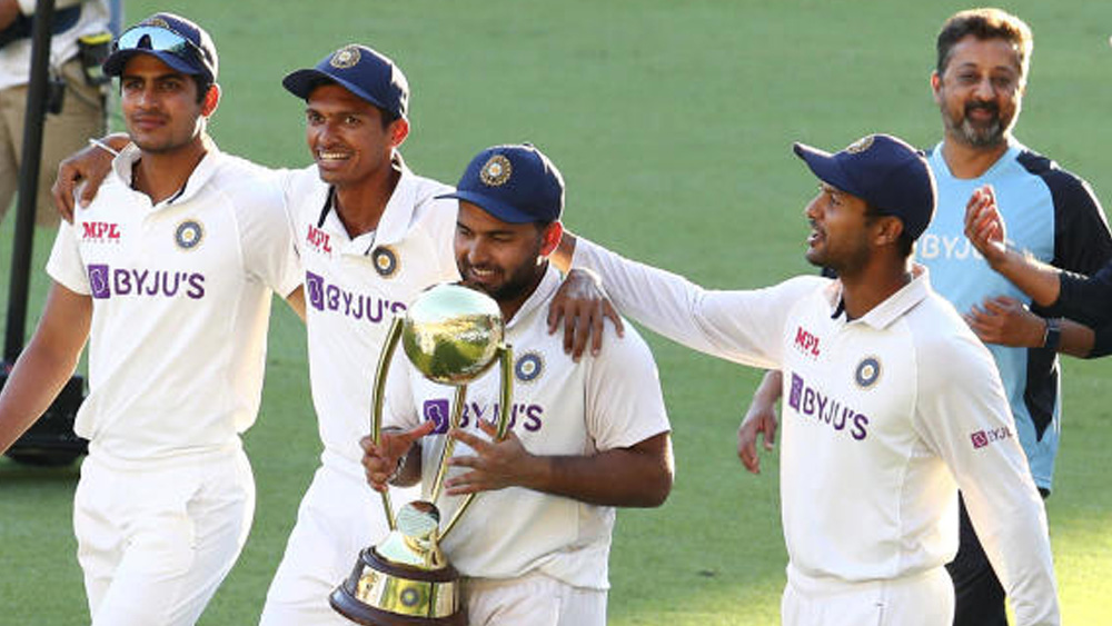 তবে সব কিছু ছাপিয়ে অস্ট্রেলীয়দের যোগ্য জবাব দিয়ে ক্রিকেটপ্রেমীদের নয়নের মণি এখন ধোনি-গিলক্রিস্টের এই তরুণ ভক্ত।   