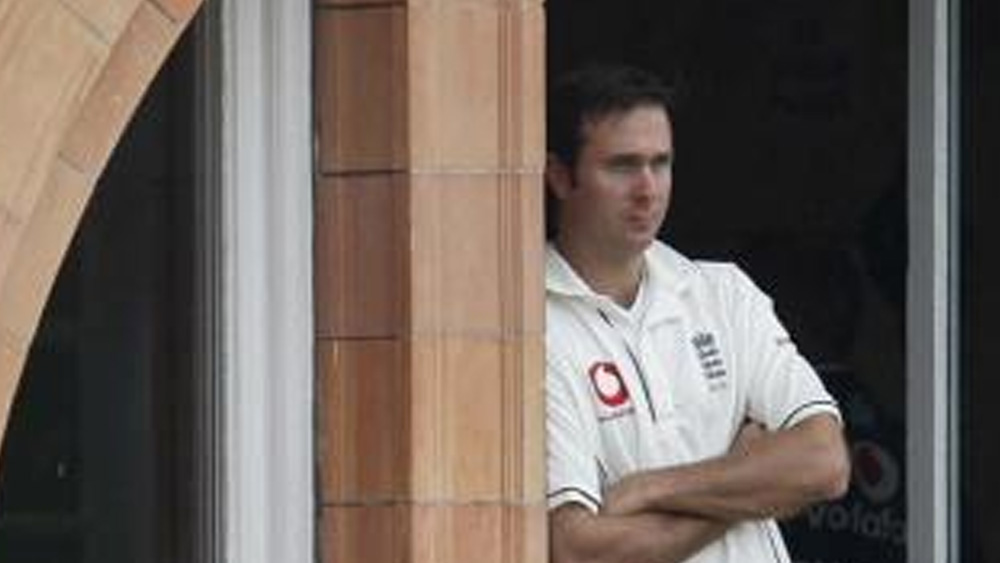 প্রাক্তন অস্ট্রেলীয়দের সুরে সুর মিলিয়েছিলেন মাইকেল ভন-ও। অতীতের এই ব্রিটিশ অধিনায়কের বক্তব্য ছিল, অস্ট্রেলিয়ার হাতে টেস্ট সিরিজে চূর্ণবিচূর্ণ হতে চলেছে ভারত।