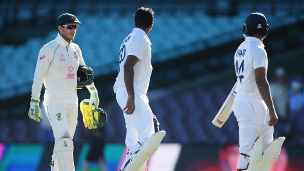 মাটি কামড়ে লড়াই করেন অশ্বিন এবং হনুমা। অশ্বিন ১২৮ বলে ৩৯ এবং হনুমা ১৬১ বলে ২৩ রানে অপরাজিত থাকেন। তাঁদের প্রতিরোধ টেস্ট ম্যাচের সাম্প্রতিক অতীতে ম্যাচ বাঁচানোর সেরা লড়াইয়ের মধ্যে অন্যতম হয়ে থাকে। তাঁদের যোগ্য সঙ্গত দেন পূজারা এবং পন্থ।