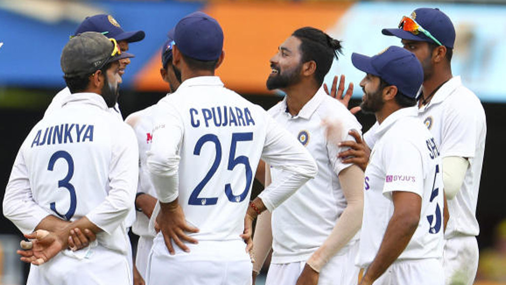  সিরিজের চতুর্থ তথা শেষ টেস্ট ছিল ব্রিসবেনের গাব্বায়। মঙ্গলবার গাব্বার মাঠে ইতিহাস তৈরি করলেন অজিঙ্ক রাহানেরা। প্রথম বার এই মাঠে জিতল ভারত। অস্ট্রেলিয়ার ৩২৮ রানের লক্ষ্য পার করে ৩ উইকেটে এই জয় বর্ডার-গাওস্কর ট্রফি রইল ভারতের দখলে। 