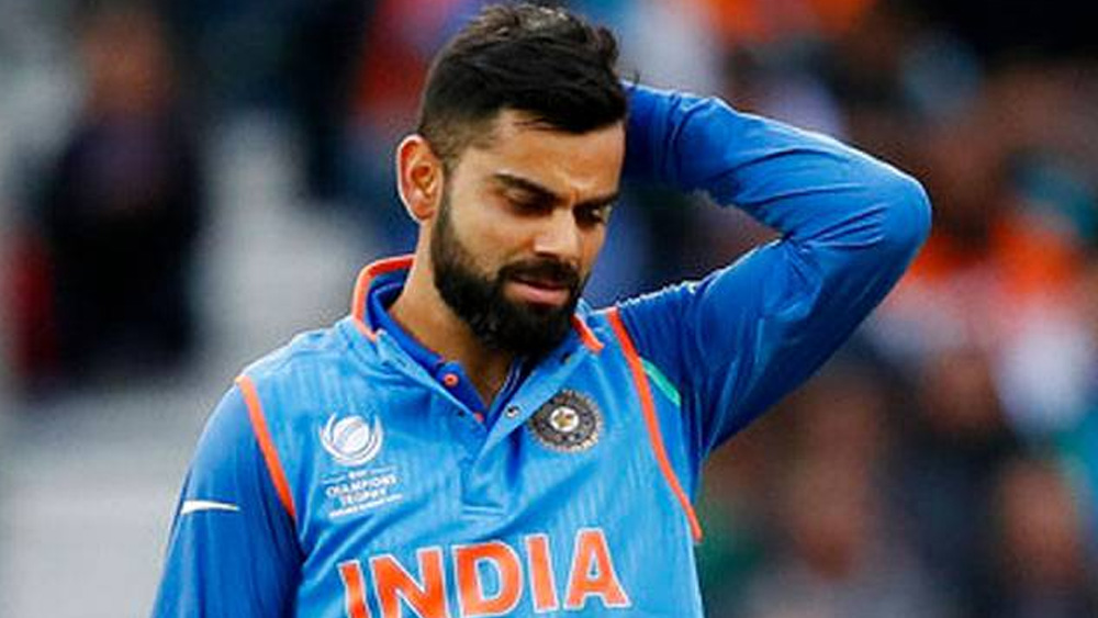 তবুও কেন বার বার প্রশ্ন ওঠে বিরাটের নেতৃত্ব নিয়ে? বিরাটের ট্রফি ভাগ্যই প্রধান অস্ত্র হয়ে ওঠে সমালোচকদের। অস্ট্রেলিয়ার মাটিতে তাদের হারিয়ে সিরিজ জয়ের কৃতিত্ব থাকলেও বড় কোনও আইসিসি ট্রফি এখনও জিততে পারেননি বিরাট।