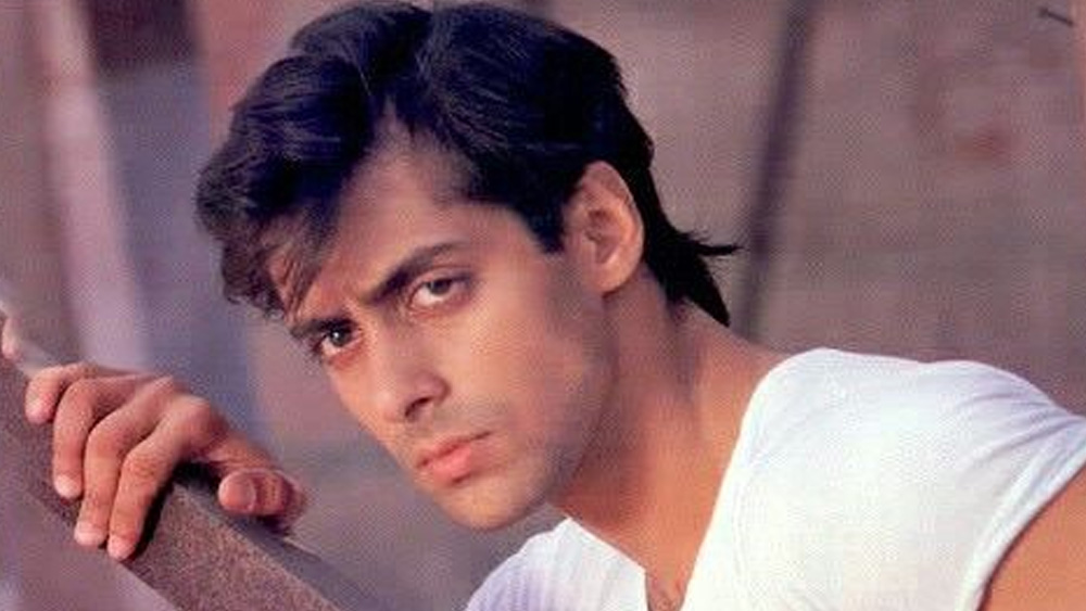 তখন ইন্ডাস্ট্রি থেকে সলমন বহু দূরে। এই অনুষ্ঠানও ছিল ছবির জগতের বাইরের। সেখানেই ব্যাকগ্রাউন্ড নাচের শিল্পী হিসেবে তাঁর পারিশ্রমিক ছিল ৭৫ টাকা।