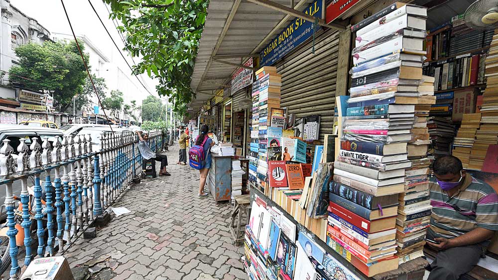 সাশ্রয়কর: কলেজ স্ট্রিট থেকে ছাড়ে বই কেনার অনুমতি চাইছেন বেসরকারি স্কুলের পড়ুয়াদের অভিভাবকেরা। ফাইল চিত্র