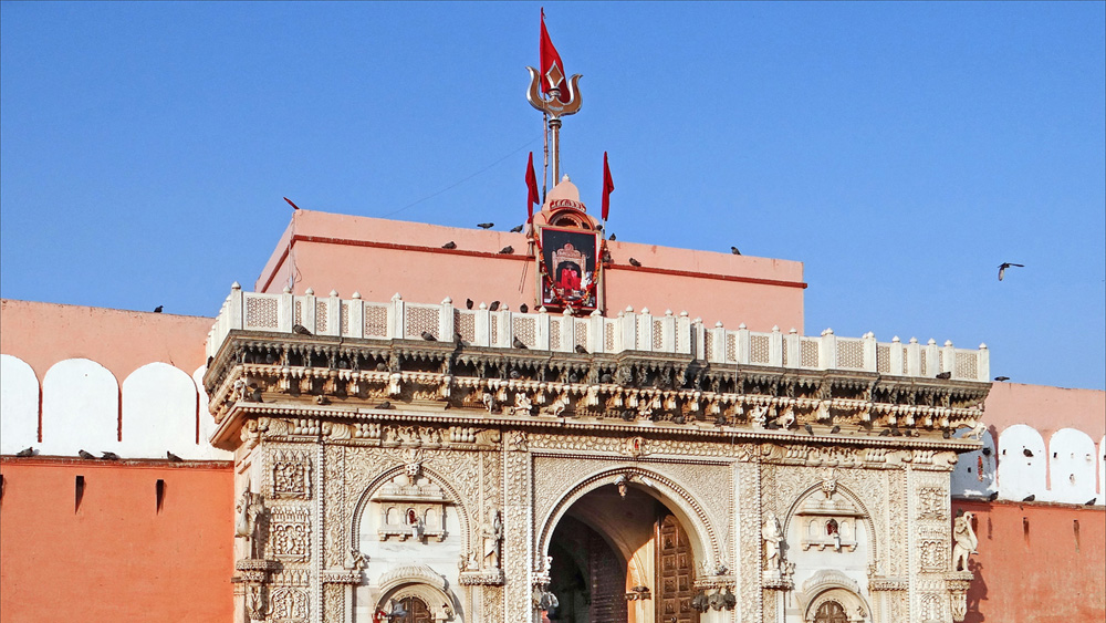বলা হয়, তাঁর এই নতুন অভিযানে রাও বিকা আশীর্বাদ পেয়েছিলেন কারনি মাতার। দেবী দুর্গার অন্যতম রূপ কারনি মাতার মন্দির পুণ্যার্থীদের কাছে আজও খুবই পবিত্র। রাও বিকা-র তৈরি নতুন জনপদের নাম হল বিকানের। অর্থাৎ বিকার বসবাসের স্থান। তাঁর বংশের কুলদেবী কারনি মাতা।