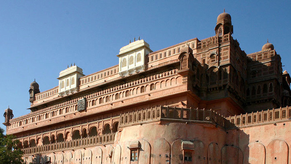 পরে ১৫৮৯ থেকে ১৫৯৩ খ্রিস্টাব্দের মধ্যে রাও বিকার উত্তরাধিকারী রাজা রাই সিংহ নতুন প্রাসাদ তৈরি করেন। তার নাম জুনাগড় কেল্লা। প্রথমে এর নাম ছিল চিন্তামণি।