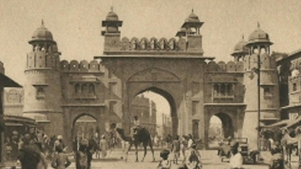 ১৭০৭ খ্রিস্টাব্দে ঔরঙ্গজেবের মৃত্যুর পরে মুঘলদের সঙ্গে সম্পর্ক ছিন্ন করে ব্রিটিশদের ঘনিষ্ঠ হয়ে ওঠে বিকানের। বিভিন্ন যুদ্ধ উট-সহ বহু সাহায্য বিকানেরের কাছ থেকে পেয়েছিল ব্রিটিশরা। ১৮১৮ থেকে শুরু করে ভারতের স্বাধীনতা পর্যন্ত ব্রিটিশদের অধীনস্থ রাজন্য স্টেট হিসেবে ছিল বিকানের।