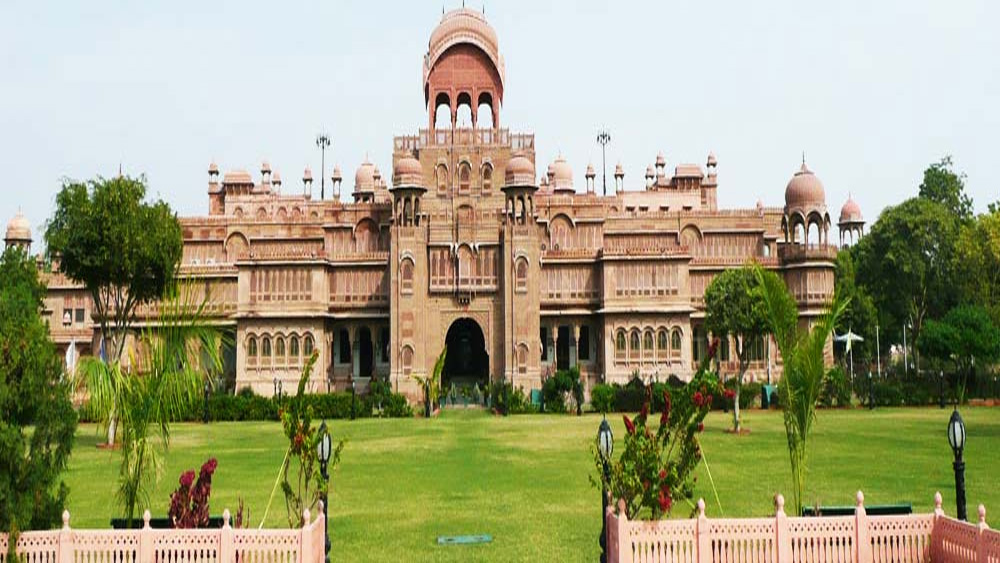 খাতায় কলমে রাজতন্ত্র চলে গেলে বিকানের রাজবংশের রাজকীয় রীতিনীতি বজায় আছে পুরোমাত্রায়। বর্তমানে রাজপরিবার থাকেন লালগড় প্রাসাদে। বিকানের শহর থেকে ৩ কিমি দূরে এই প্রাসাদ ১৯০২ থেকে ১৯২৬ অবধি তৈরি করেছিলেন মহারাজা রাও গঙ্গা সিংহ।