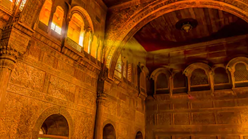 ভারতীয়, ইউরোপীয় এবং মুঘল স্থাপত্যরীতিতে তৈরি এই প্রাসাদের মূল স্থপতি ছিলেন ব্রিটেনের সুইন্টন জ্যাকব। বহিরঙ্গে লাল পাথর এবং ভিতরে মার্বেলে তৈরি এই প্রাসাদ নির্মাণে খরচ হয়েছিল লক্ষাধিক টাকা। ৪০০ জন অতিথি একসঙ্গে আপ্যায়িত হতে পারেন এর ভোজনশালায়।