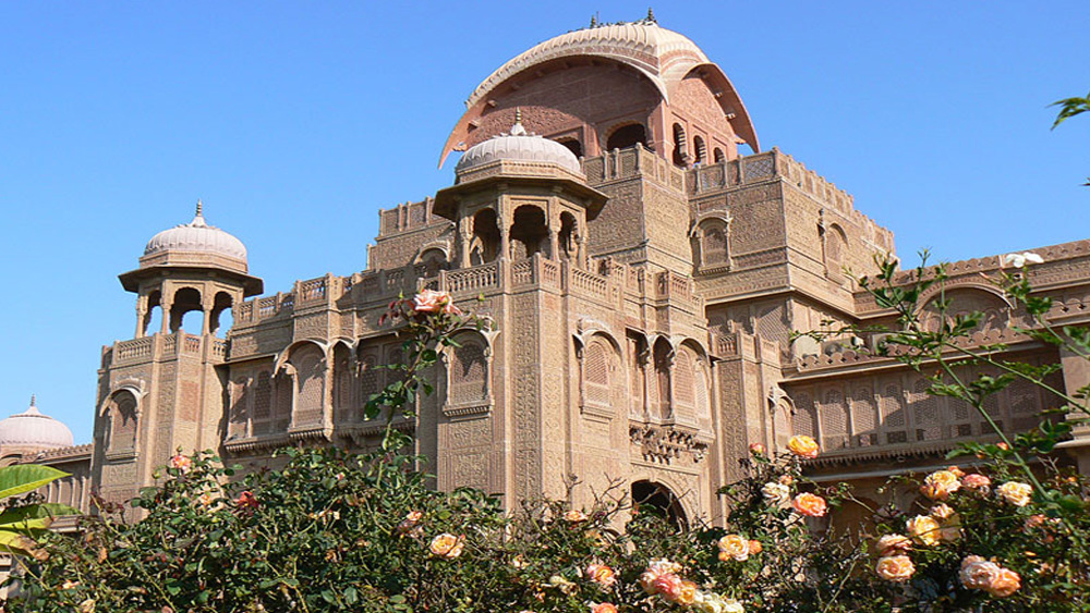 বিশ্বে বৃহৎ ব্যক্তিগত বই সংগ্রহের মধ্যে এই প্রাসাদের পাঠাগার আছে চতুর্থ স্থানে। এখানে সযত্নে রক্ষিত হাতে লেখা বইও। বাহারি বাগান এবং সমৃদ্ধ জাদুঘর এই প্রাসাদের অন্যতম বৈশিষ্ট্য। সোনম কপূরের ‘খুবসুরত’ ছবির কিছু অংশের শ্যুটিং হয়েছিল এখানে।