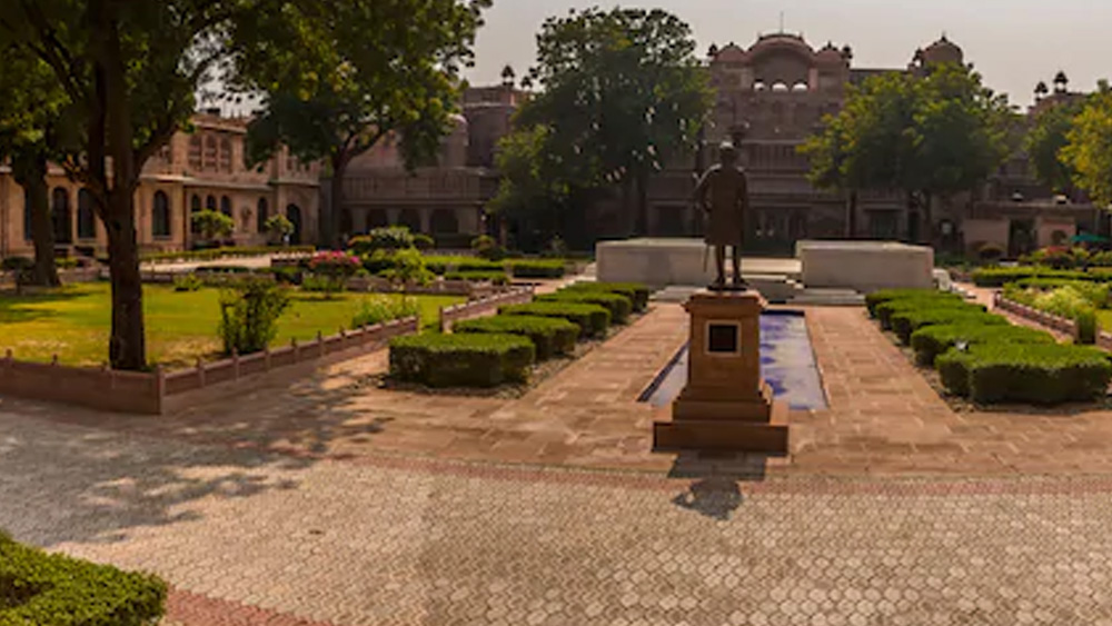 রাজপুতানার ঐতিহ্যের প্রতি শ্রদ্ধাশীল রাজ্যশ্রী কুমারী চান শিকড়ের কাছাকাছি থাকতে। রাজপ্রাসাদের অলিন্দে প্রতি মুহূর্তে নিজের শিকড় এবং অতীতকে অনুভব করেন একাকি এই রাজকন্যা। (ছবি: শাটারস্টক এবং সোশ্যাল মিডিয়া)