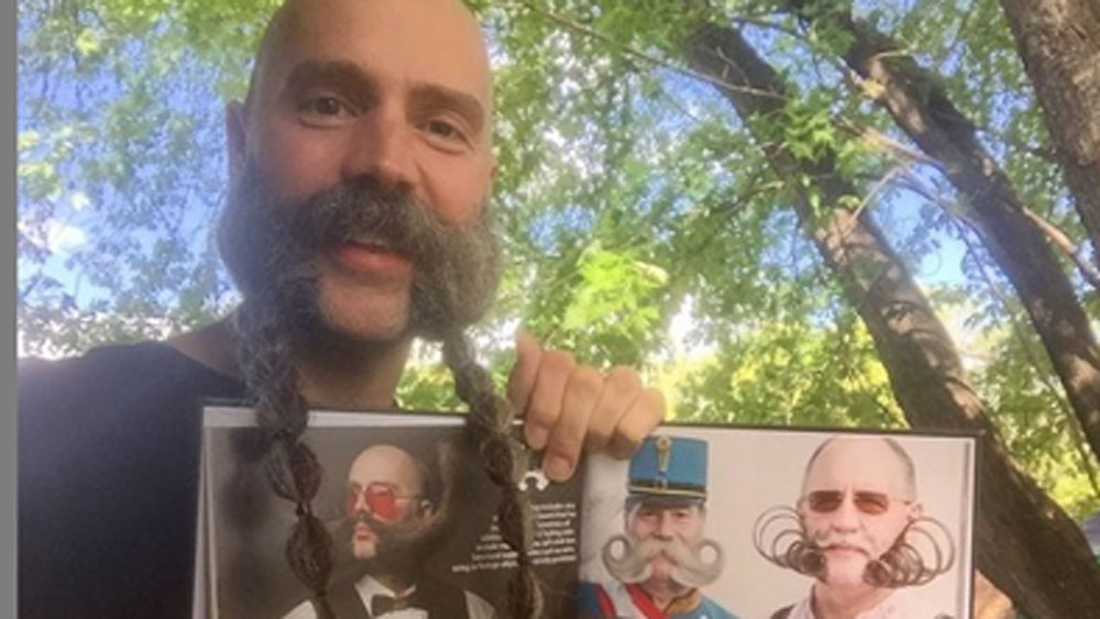 তাঁর দাড়ির দৈর্ঘ্য দেড় ফুট! যে কেউ সেটিকে বাঁকানো শিং বলেও ভুল করতে পারেন।