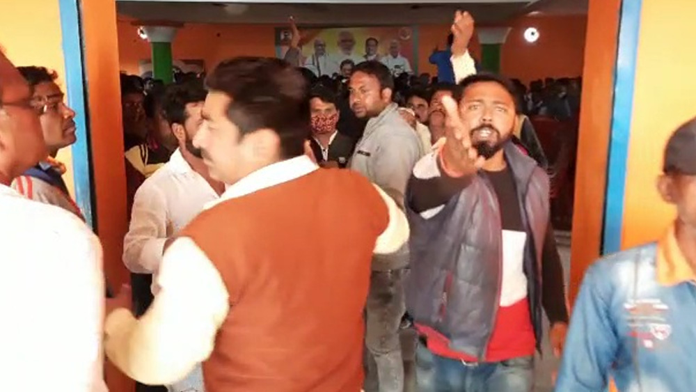 আসানসোলে বিজেপি যুব মোর্চার বৈঠকে অশান্তি।