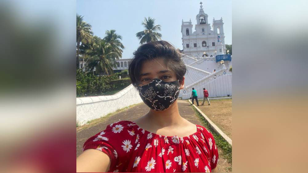 গোয়ার ব্যাসেলিকা অব বম জেসাস-এর সামনে রানিমা