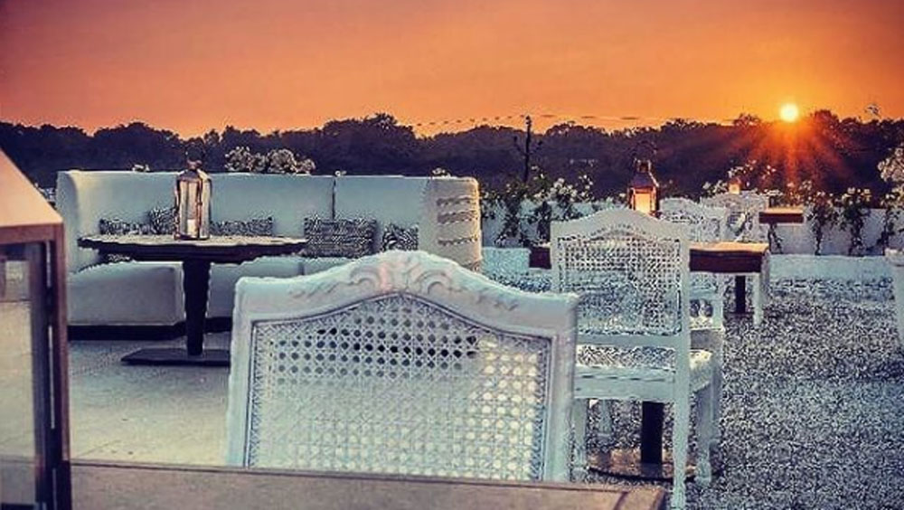 মুম্বই থেকে ১২০ কিলোমিটার দক্ষিণে রয়েছে রিসর্টটি। রিসর্টের নাম ‘দ্য ম্যানসন হাউস’। দারুণ সূর্যাস্ত দেখা যায় এই রিসর্ট থেকে।