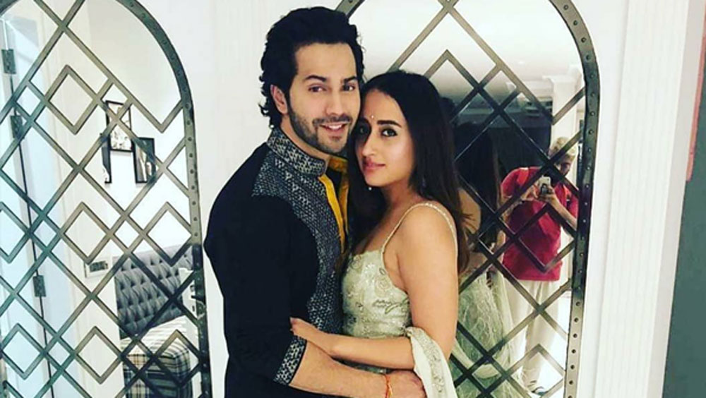 শুক্রবার সকালেই পরিবারের সঙ্গে এই রিসর্টে পৌঁছেছেন বরুণ এবং নতাশা। তার আগের দিন পঞ্জাবি রীতি মেনে চুন্নি অনুষ্ঠান হয়েছে নতাশার বাড়িতে।