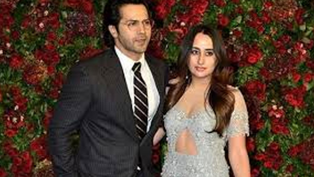 নতাশা নিজে একজন ডিজাইনার। নিজের বিয়ের পোশাক তাই নিজেই ডিজাইন করেছেন তিনি। বরুণের পোশাকের দায়িত্ব নিয়েছেন মণীশ মলহোত্র। বুধবার তাই ডেভিড ধওয়ন ও তাঁর ভাই রোহিত ধওয়নের পরিবারকে ডিজাইনার মণীশের স্টুডিওতে যেতেও দেখা গিয়েছে।