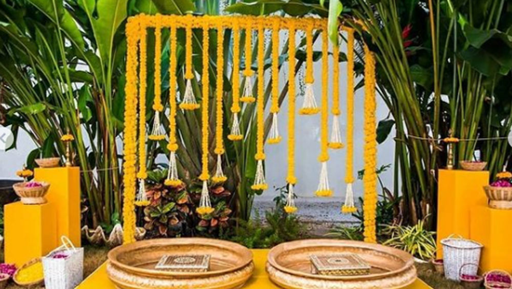 বিলাসবহুল রিসর্টের প্রতিটি কোণায় গ্ল্যামারের ঝলকানি চোখে পড়ছে। অতিথিদের থাকার জন্য আলাদা বিলাসবহুল ঘরের ব্যবস্থা তো রয়েছেই, পাশাপাশি খোলা আকাশের নীচে বিশ্রামের জন্য সাদা কাপড়ে মোড়া তাঁবুও রয়েছে।