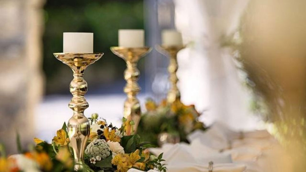 নানা রঙের তাজা ফুল দিয়ে সেজে উঠেছে ‘দ্য ম্যানসন হাউস'। ফুলের তালিকায় রয়েছে গোলাপ থেকে রংবেরঙের অর্কিডও।