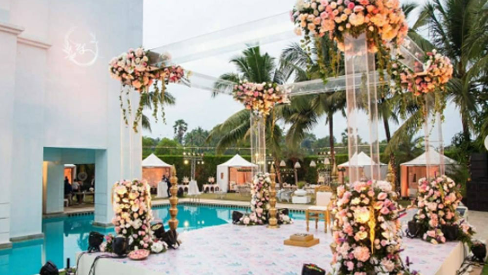 প্রথমে এই রিসর্টটি ছাড়া আরও একটি রিসর্ট বরুণ-নতাশার পছন্দের তালিকায় ছিল। সেটি আলিবাগেরই আরেকটি রিসর্ট ‘র‌্যাডিসন ব্লু রিসর্ট অ্যান্ড স্পা’।