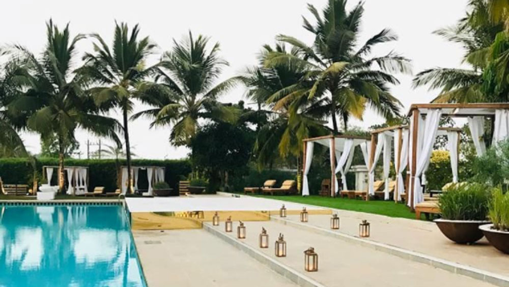 তবে 'দ্য ম্যানসন' থেকে সূর্যাস্তের যে মনোরম দৃশ্যের সাক্ষী থাকা যায় ‘র‌্যাডিসন ব্লু রিসর্ট অ্যান্ড স্পা’ থেকে তা যায় না। সূর্যাস্তের দৃশ্যে এগিয়ে গিয়েছে ‘দ্য ম্যানসন হাউস’।