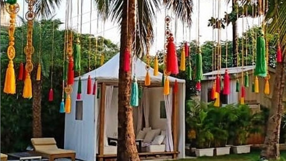 কারা থাকছেন তাঁদের বিয়ের তালিকায়? বরুণ ধওয়নের বিয়ের এক্সক্লুসিভ অতিথি তালিকায় থাকছেন সলমন খান, কর্ণ জোহর, আলিয়া ভট্ট, রণবীর কপূর, ক্যাটরিনা কইফ এবং আরও কয়েক জন বন্ধু।