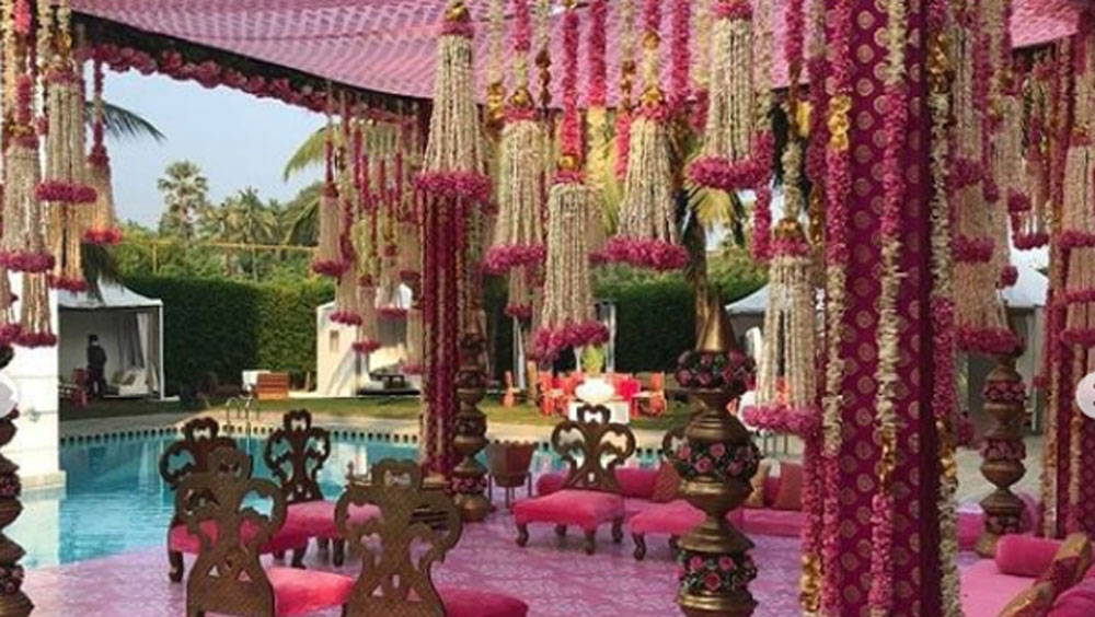 কোভিড পরিস্থিতির কথা মাথায় রেখেই আমন্ত্রিতদের তালিকা ৪০ থেকে ৫০ জনের মধ্যে রাখা হয়েছে। তবে তা বলে বলিউডের তারকারা বাদ যাবেন না।