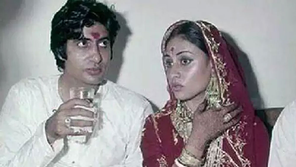 ওই সাংবাদিক পরে জানিয়েছিলেন, খাবার টেবিলে রুটি আসতে দেরি হচ্ছিল। জয়া নিজে হাতে সবার প্লেটে ভাত পরিবেশন করেছিলেন।