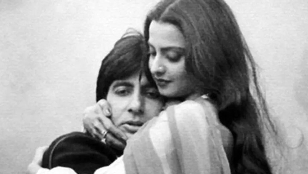 রেখা এবং তাঁর সম্পর্ক নিয়ে যতই জল্পনা চলুক না কেন, এ নিয়ে মুখে কুলুপ এঁটেই থাকেন তিনি। এখনও পর্যন্ত কোনও বেফাঁস কথা বলেননি।