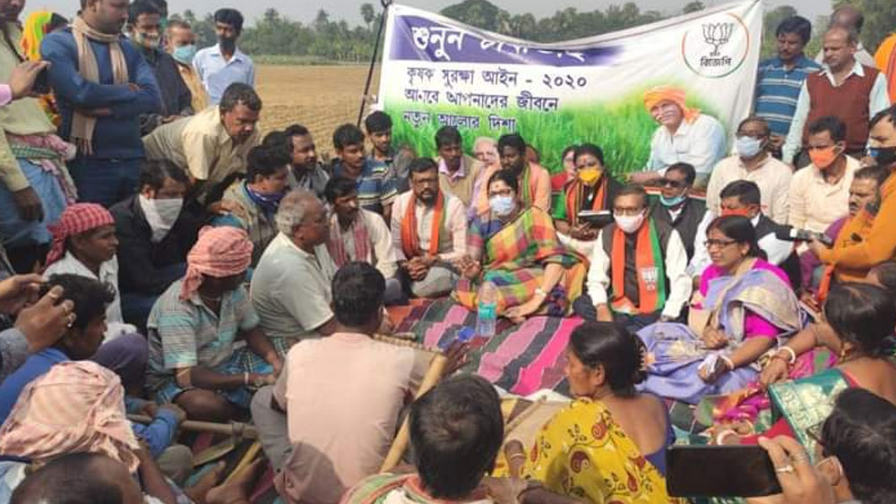 সিঙ্গুরের মাঠে কৃষকদের নিয়ে ‘চাটাই বৈঠক’ লকেটের।