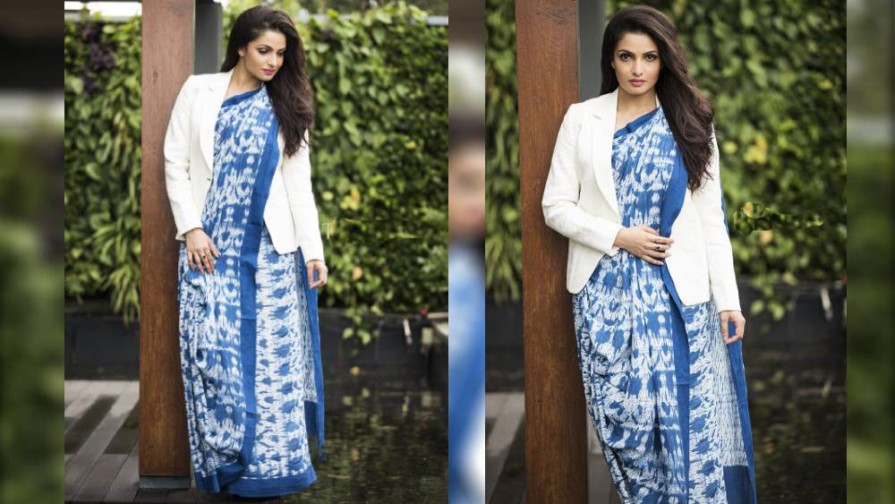 ব্লেজারের সঙ্গে আটপৌড়ে শাড়িতে অনন্য তনুশ্রী।