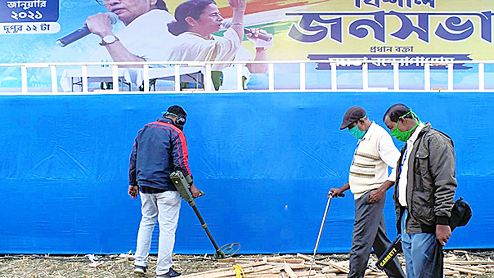 মঞ্চের আশপাশে পরীক্ষা চলছে। ছবি: সঞ্জীব ঘোষ।
