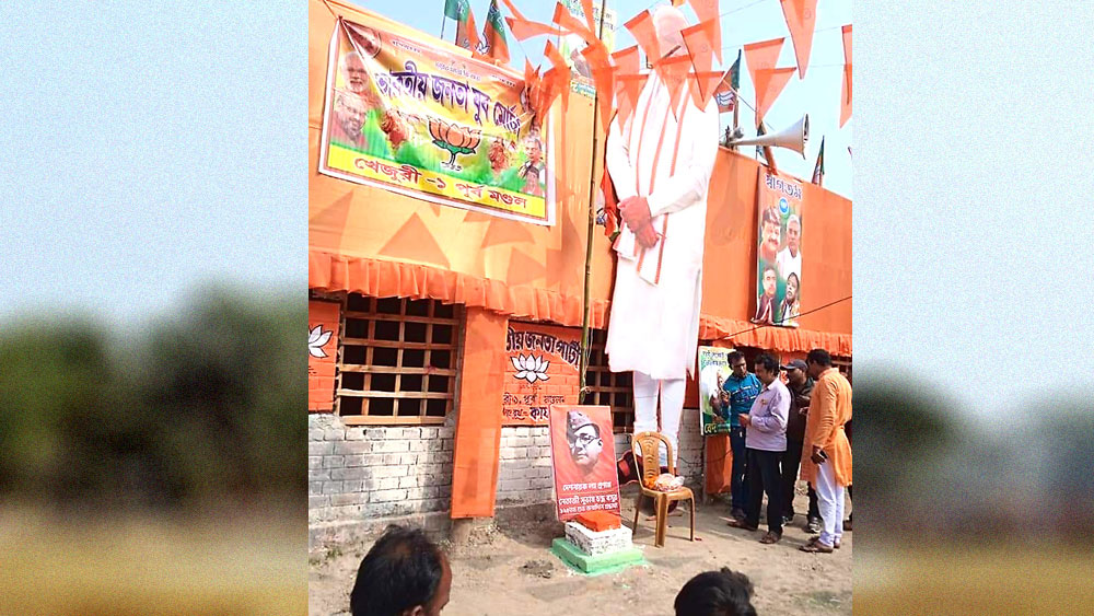  ছোট-বড় ডান দিকে,  প্রধানমন্ত্রীর নেতাজি-বন্দনার ছবি ছড়িয়েছে সমাজমাধ্যমে। 