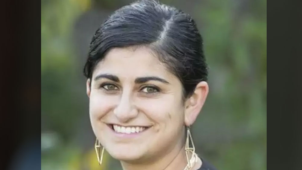 সনিয়া আগরওয়াল গুরুত্বপূর্ণ দায়িত্ব পেয়েছেন হোয়াইট হাউসের ডোমেস্টিক ক্লাইমেট পলিসি বিভাগে। এর আগে তিনি আমেরিকার তাপবিদ্যুৎ প্রকল্পের ক্ষেত্রেও দীর্ঘ দিন  কাজ করেছেন। ভারতীয় বংশোদ্ভূত সোনিয়ার জন্ম ও বেড়ে ওঠা আমেরিকার ওহায়ো শহরে। স্ট্যানফোর্ড বিশ্ববিদ্যালয় থেকে তিনি স্নাতক হন।