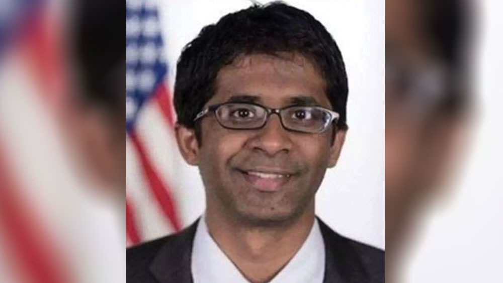  আমেরিকার ৪৬তম প্রেসিডেন্ট হিসেবে শপথ গ্রহণের পরে বাইডেন প্রথম যে বক্তৃতাটি দিলেন, সেটি লিখে দিয়েছেন বিনয় রেড্ডি। বিনয়ের আদি বাড়ি তেলঙ্গনার পথিরেড্ডিপেতা গ্রামে। তাঁর জন্ম অবশ্য ওহায়োতে। মায়ামি বিশ্ববিদ্যালয় এবং ওহায়ো স্টেট ইউনিভার্সিটির এই প্রাক্তন ছাত্র দীর্ঘদিন ধরেই বাইডেনের ভাষণ লেখকের কাজ করছেন। উপদেষ্টার পাশাপাশি তিনি নিযুক্ত হয়েছেন ভাষণলেখা বিভাগের অধিকর্তা হিসেবেও।